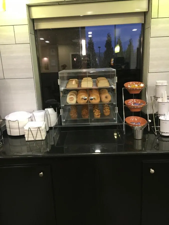La Quinta Inn & Suites By Wyndham Louisville East 3*,  United States