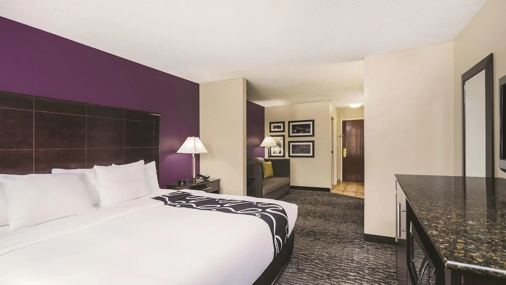 La Quinta Inn & Suites By Wyndham Louisville East Hotel