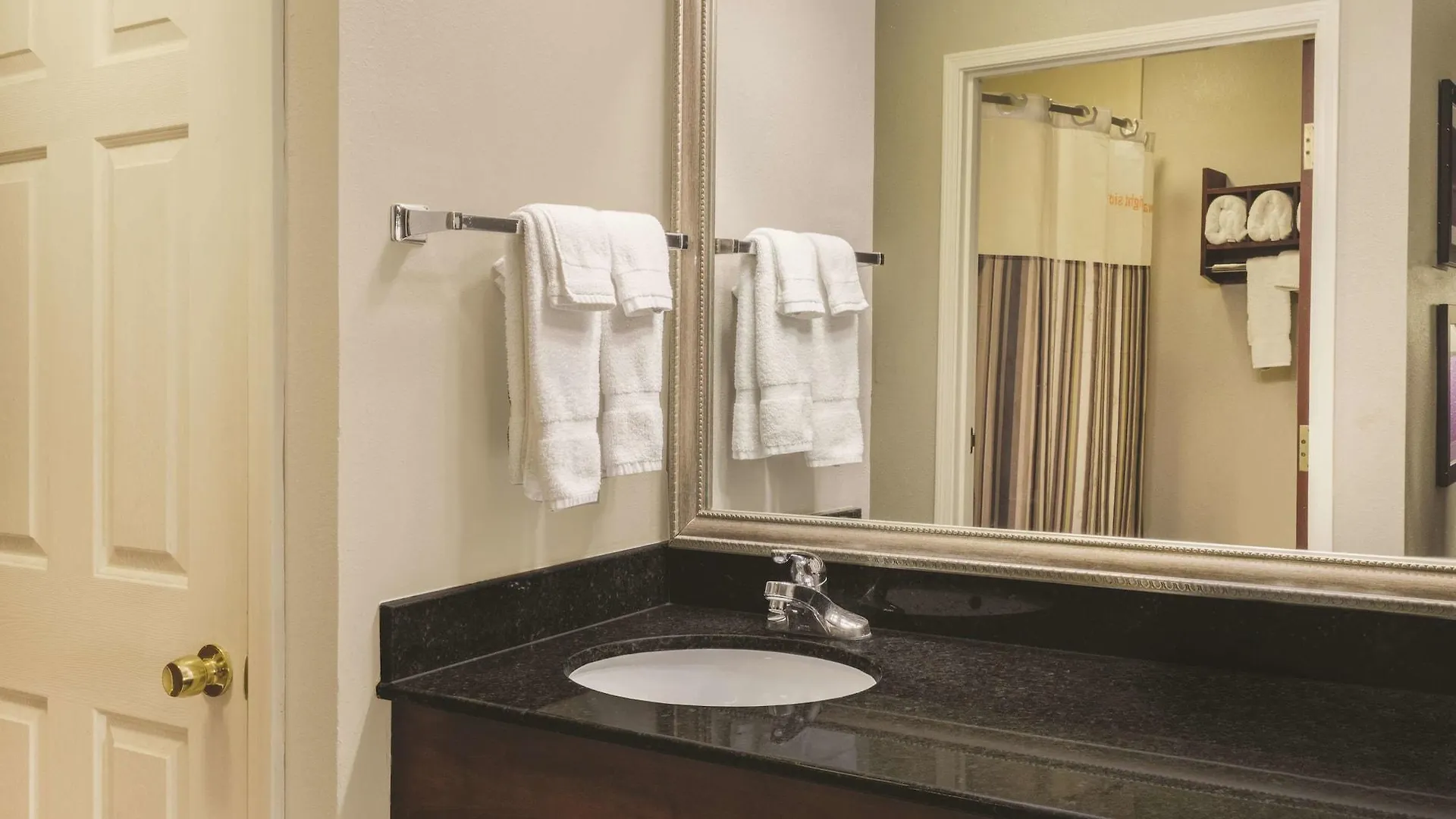 La Quinta Inn & Suites By Wyndham Louisville East Hotel