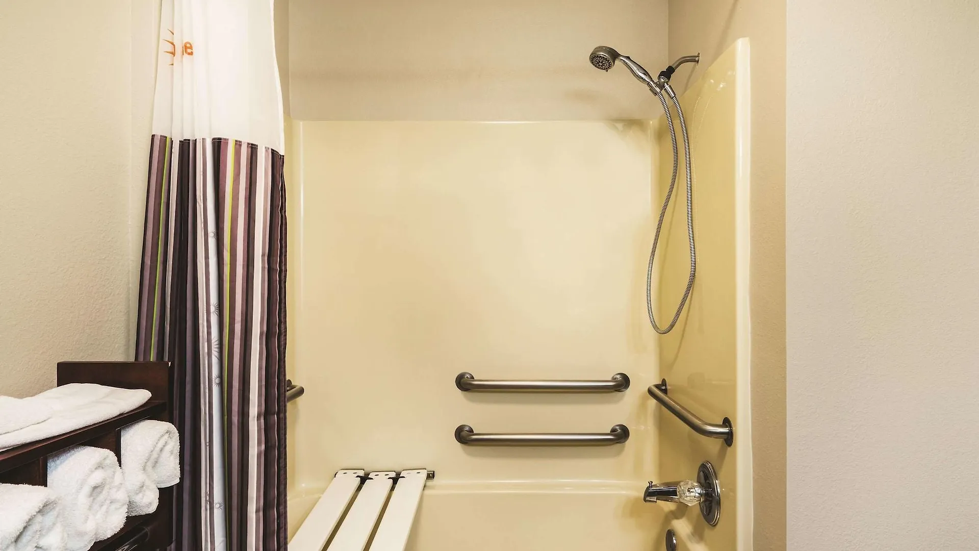La Quinta Inn & Suites By Wyndham Louisville East 3*,