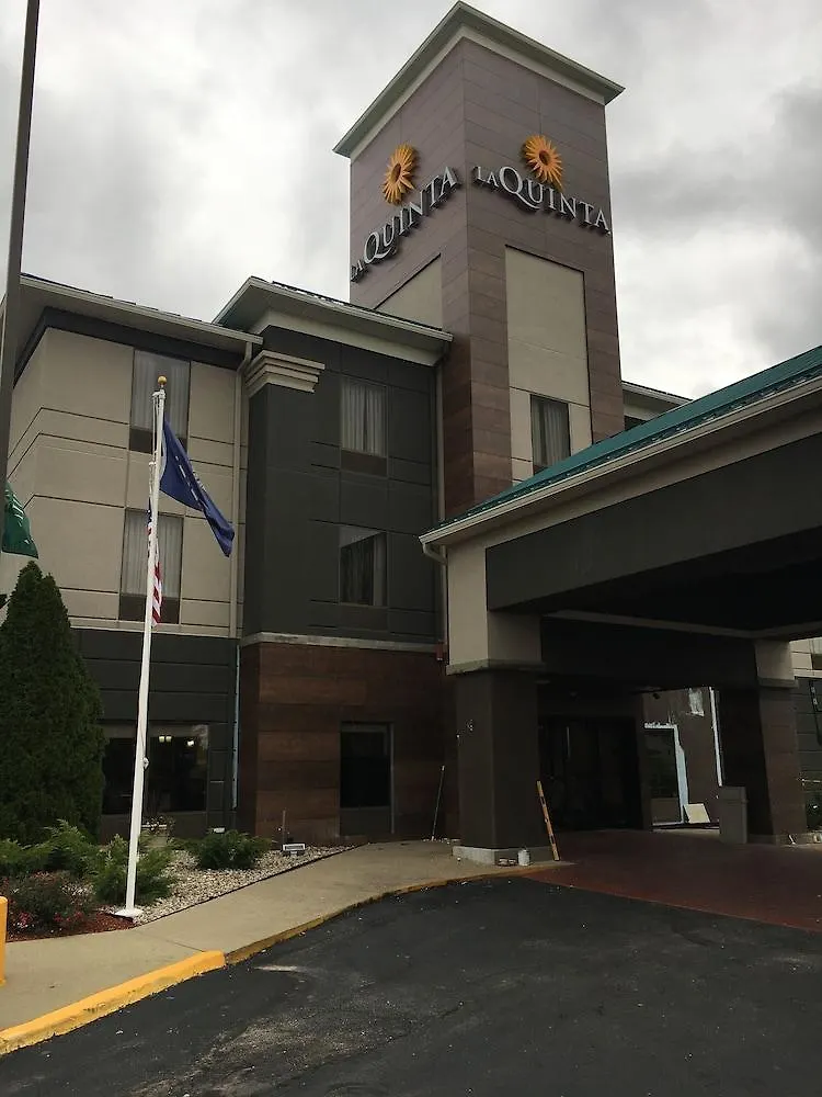La Quinta Inn & Suites By Wyndham Louisville East Hotel