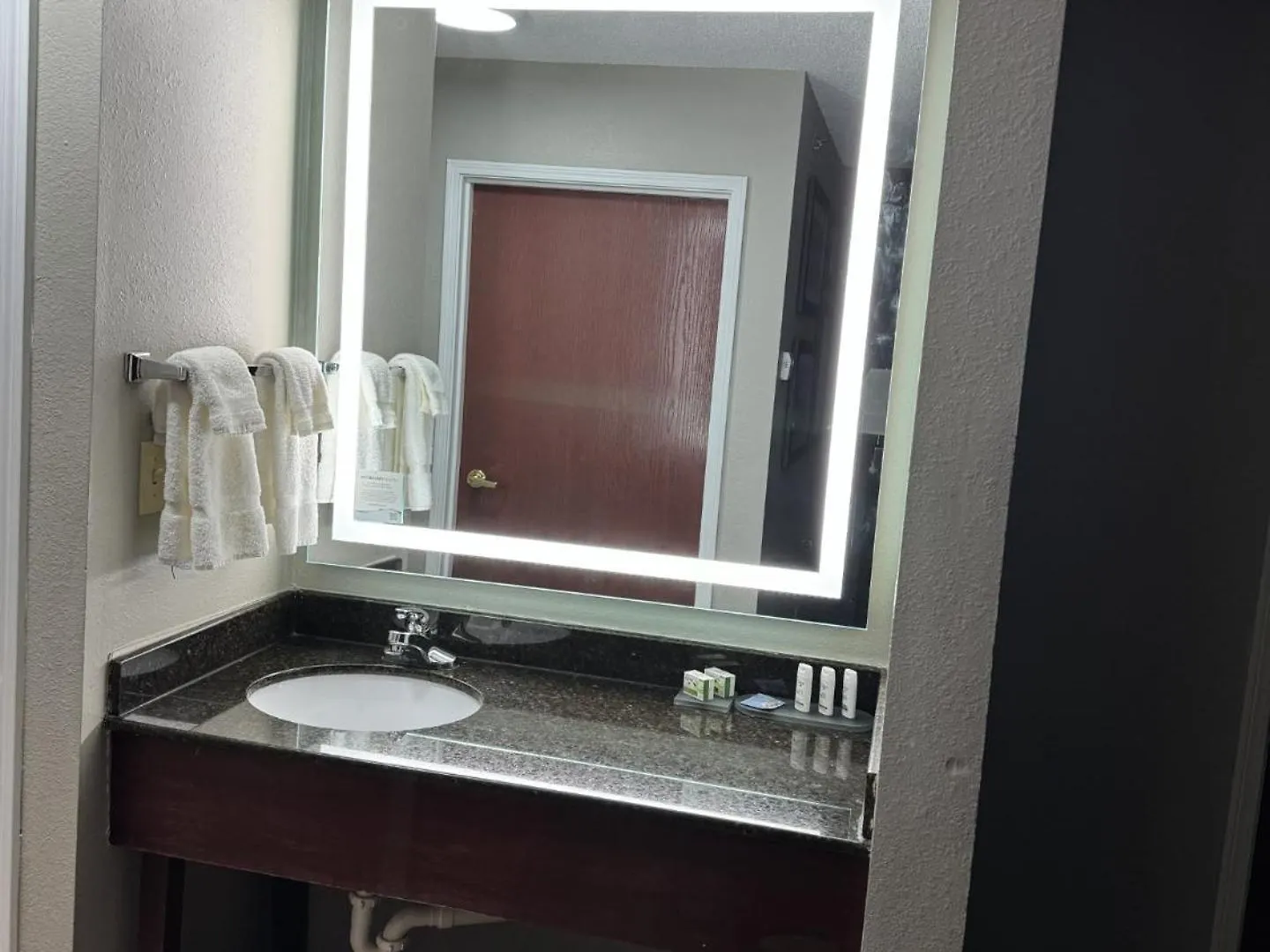 La Quinta Inn & Suites By Wyndham Louisville East Hotel