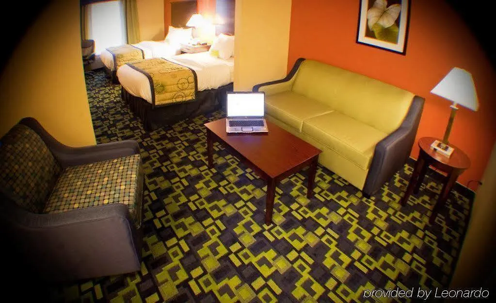 La Quinta Inn & Suites By Wyndham Louisville East 3*,
