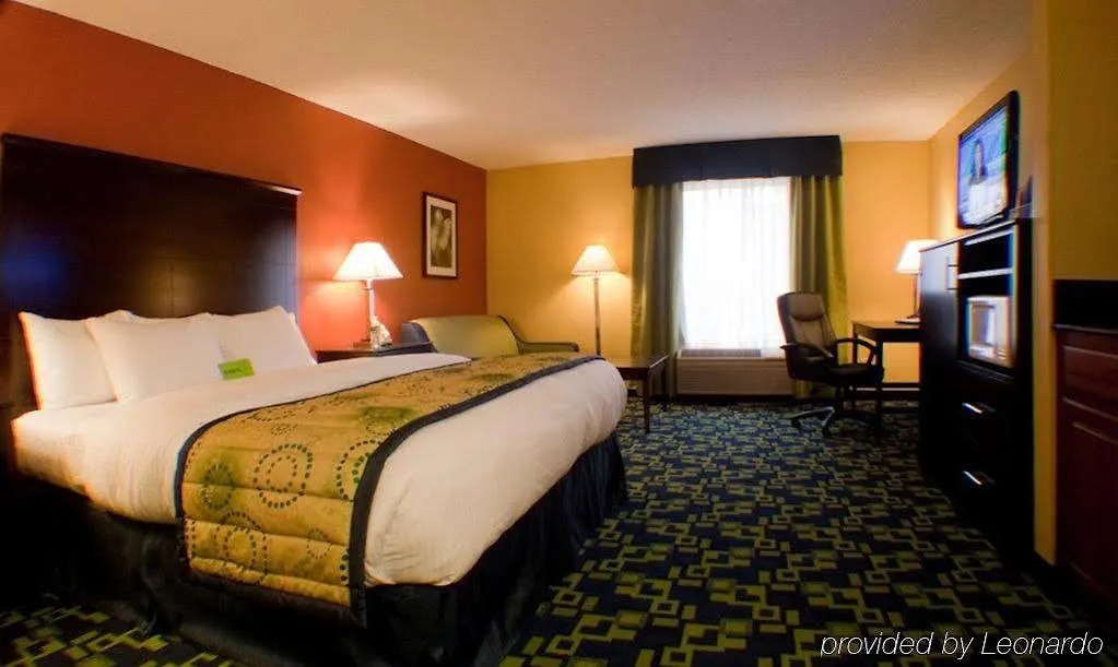 La Quinta Inn & Suites By Wyndham Louisville East Hotel