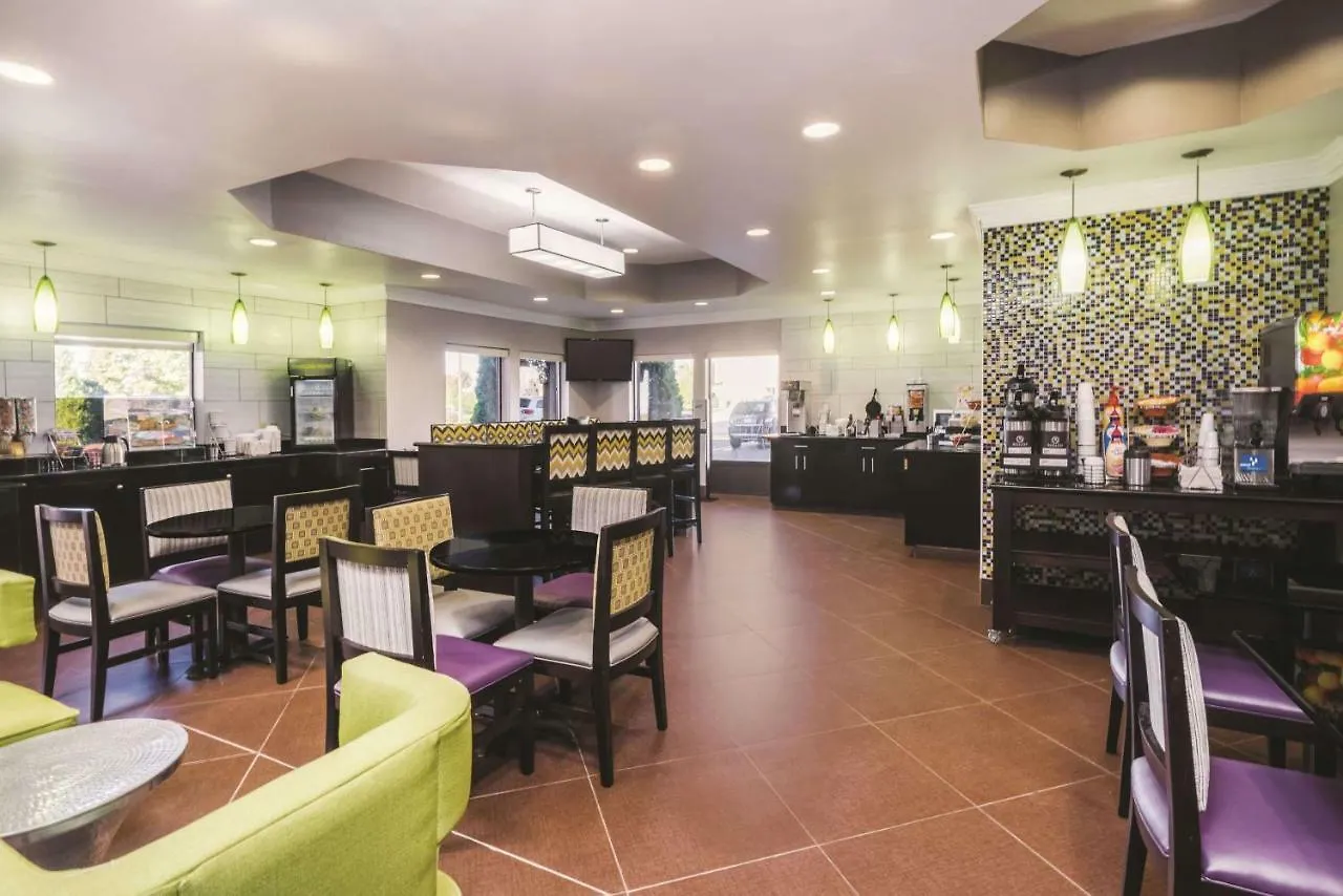 La Quinta Inn & Suites By Wyndham Louisville East Hotel